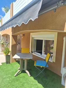 Patio alebo iná vonkajšia časť ubytovania Mimilou Mont St Loup piscine privée