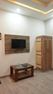 吉尔吉特Park Hotel Gilgit的带电视和咖啡桌的客厅 更多35张照片