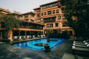 una piscina di fronte a un edificio di The Dwarika's Hotel a Kathmandu
