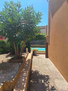 Bazén v ubytovaní Mimilou Mont St Loup piscine privée alebo v jeho blízkosti