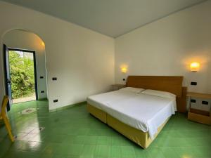 una camera da letto con un letto grande e una finestra di Hotel Aura a Vulcano