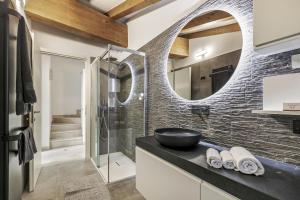 een badkamer met een wastafel en een spiegel bij Riva's Rooftop Retreat - Happy Rentals in Riva del Garda +23 foto's