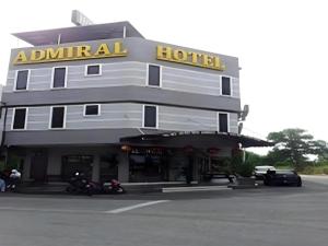 ein Hotel mit Motorrädern, die davor geparkt sind in der Unterkunft Admiral Hotel in Kampong Lumut Kiri