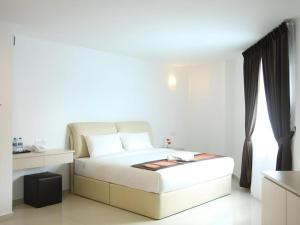Кровать или кровати в номере Peach Hill Hotel & Cafe