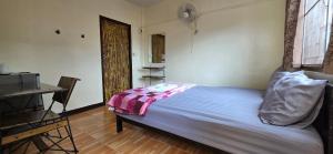 Postel nebo postele na pokoji v ubytování P.L.P Guesthouse - Mae Hong Son