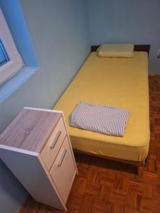 una piccola camera da letto con un letto e un cassetto di Summer Home Tisno a Tisno (Stretto)