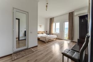 Ένα ή περισσότερα κρεβάτια σε δωμάτιο στο Upstairs Hotel Tbilisi