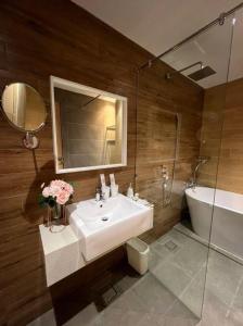 ein Badezimmer mit Waschbecken, Toilette und Badewanne in der Unterkunft MIYABI HOTEL PERMAS in Johor Bahru + 89 Fotos