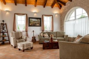 Una sala de estar con un sofá y sillas y una mesa. en Villa Ivona, a luxurious villa minutes from the sea, en Labin