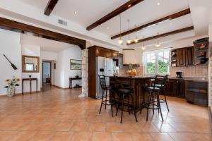 Una cocina abierta con una mesa y sillas de madera. en Villa Ivona, a luxurious villa minutes from the sea, en Labin