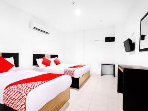 マラッカにあるHotel Bao Shuの白い部屋のベッド2台 赤い枕付 +143枚の写真