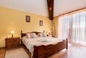 Un dormitorio con una cama grande y una ventana grande en Villa Ivona, a luxurious villa minutes from the sea, en Labin 35 fotos más