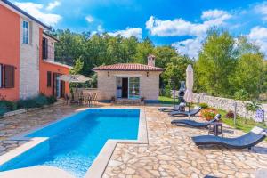 una piscina en un patio trasero con una casa en Villa Ivona, a luxurious villa minutes from the sea, en Labin