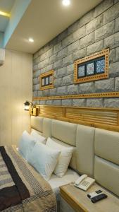 吉尔吉特Park Hotel Gilgit的一间带床和石墙的卧室