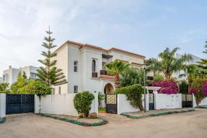 O grădină în afara villa 31 de luxe avec Piscine hot gamme