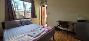Postel nebo postele na pokoji v ubytování P.L.P Guesthouse - Mae Hong Son