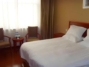 Postel nebo postele na pokoji v ubytování GreenTree Inn Laiwu Frank