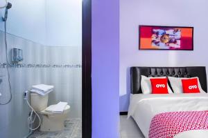 Ванная комната в OYO Life 3387 Nakula Homestay Syariah +81 фотография