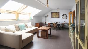 カルバージョにあるAG Ático dAmalia Carballoのソファとテーブルのあるリビングルーム