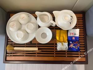Příslušenství pro přípravu čaje a kávy v ubytování Borrman Hotel Xiamen Xiang'an Maxiang