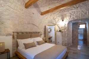Postel nebo postele na pokoji v ubytování Dimore Piazza Roma Trulli & Suite