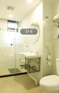ShenzhenHanting Hotel Shenzhen Baoan Xixiang Taoyuanju的带水槽和马桶的白色浴室