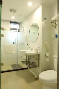 Hanting Hotel Shenzhen Baoan Xixiang Taoyuanju的一间浴室
