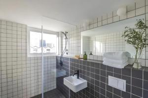 Koupelna v ubytování baseLITE-XINTIANDI Serviced Apartment + 62 fotografií