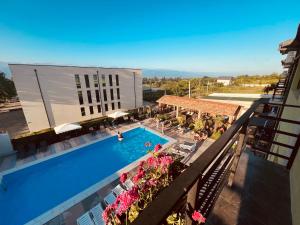 Kolam renang di atau dekat dengan Green Hotel ANG