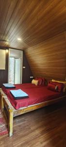 Ένα ή περισσότερα κρεβάτια σε δωμάτιο στο Tanshikar Spice Farm Cottages