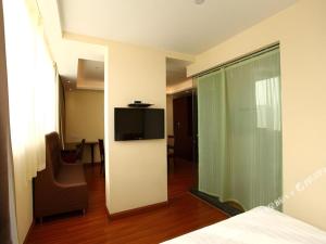 TV a/nebo společenská místnost v ubytování 7 Days Inn Yancheng Xiangshui Jinhai Road