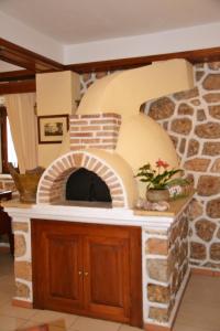 a stone pizza oven in a living room at Kastro Hotel in Spetses