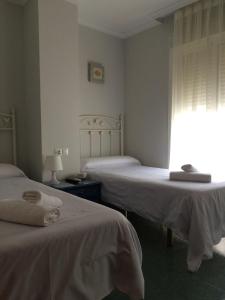 Un ou plusieurs lits dans un hébergement de l'établissement Hostal Acemar