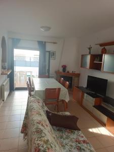 a living room with a couch and a table at Casa a 5 minutos playa Riells in L'Escala
