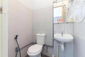 パンタイチェナンにあるHotel O Big C Motelのトイレと洗面台を備えた白いバスルーム