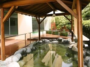 笛吹市にあるSpa Land Hotel Naitoの家の中の池