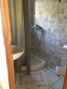 a bathroom with a shower and a tub and a sink at Studio meublé Fréjus équipé d'une climatisation in Fréjus