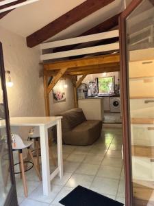 a living room with a couch and a table at Studio meublé Fréjus équipé d'une climatisation in Fréjus