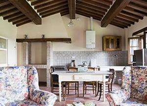 uma sala de estar com mesa e cadeiras e uma cozinha em Agriturismo Il Trebbio em Sansepolcro