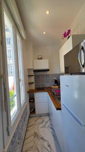 une cuisine avec un comptoir et une fenêtre dans l'établissement Appartement 4 pers Vichy, à Vichy