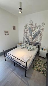 une chambre avec un lit dans une pièce dans l'établissement Appartement 4 pers Vichy, à Vichy