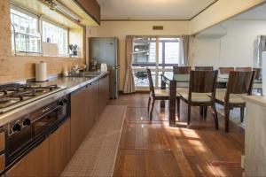 Kuchyň nebo kuchyňský kout v ubytování Hakuba Echoland Cottage by JAMSZ ROYALE + 20 fotografií