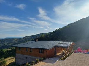 萨拉热窝Planinska kuća SAMAK的山地屋顶度假屋