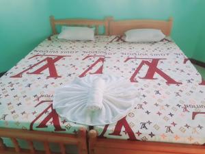 ein Bett mit einer weißen Bettdecke darauf in der Unterkunft Lotus Vibe Resort in Chilaw + 17 Fotos