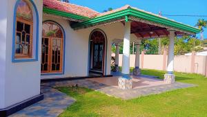 ein Haus mit einem Pavillon im Hof in der Unterkunft Lotus Vibe Resort in Chilaw