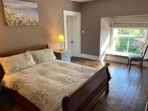 una camera da letto con un letto e una finestra di Farnagh House - En Suite Bedrooms a Moate