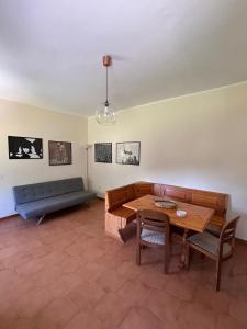 a living room with a table and a couch at Casa Altobelli in Borgo San Pietro
