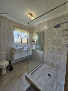 Un baño con ducha, inodoro y lavabo. en Amberley 10 Holiday home, en Margate