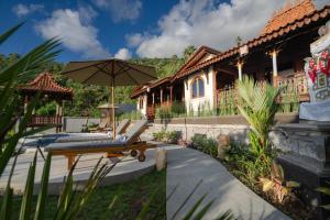 Κήπος έξω από το The Atlas Villas