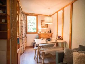 a kitchen with a table and a dining room at Studio-cabine au pied des pistes avec terrasse de plain-pied in Valmorel